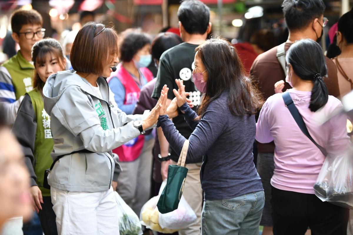邱議瑩(左)與支持者擊掌。 圖：邱議瑩服務處/提供