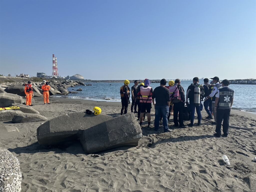 戴姓少年23日下午到高雄市茄萣區濱海路民治路西側海域戲水，另外2名同行友人發現戴男疑似不慎溺水報案求助，警方獲報後已通知家屬並聯繫消防及海巡單位協尋。 圖：中央社（高雄市政府警察局湖內分局提供）