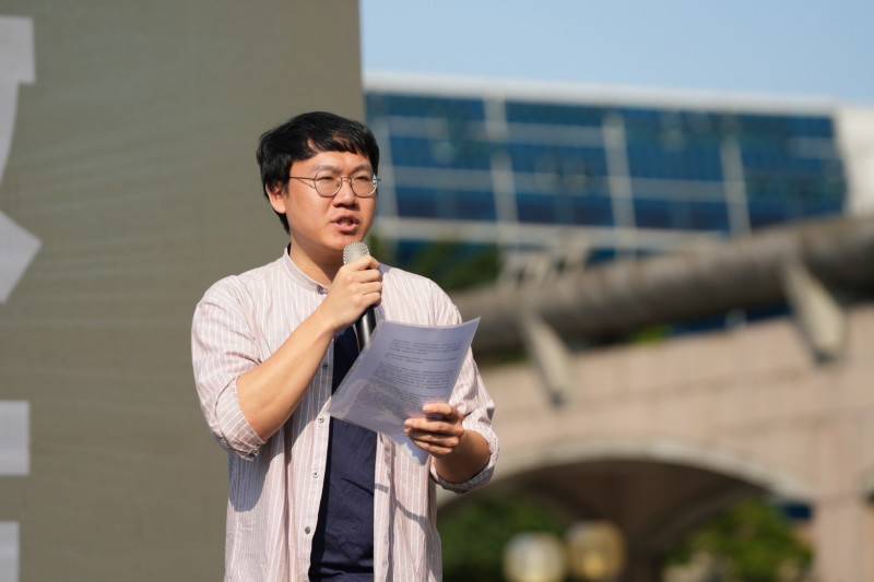 民眾黨23日在板橋車站外舉辦「人民要當家」宣講活動，邀請台灣公務革新力量聯盟常務理事朱智宇上台宣講。 圖：民眾黨提供