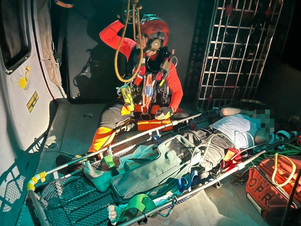 百慕達籍伊莉莎白皇后號郵輪上1名澳大利亞籍男乘客23日急性冠心症須後送，經內政部空中勤務總隊派黑鷹直升機海上接駁，將男子轉送醫院治療。（空勤總隊高雄小港駐地勤務第三大隊第一隊提供）中央社記者張已亷傳真 114年3月24日