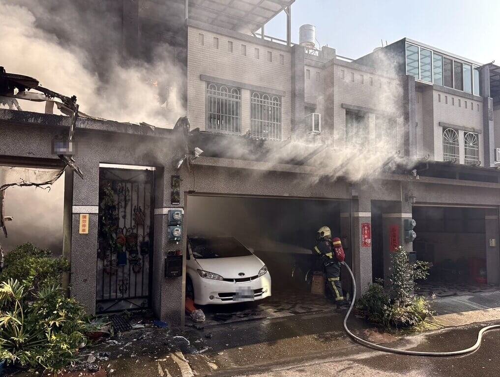雲林縣消防局23日獲報，指斗六市一處民宅發生火警，立即派遣人車前往灌救，並陸續救出一家4人送醫。（民眾提供）中央社記者黃國芳傳真  114年3月23日