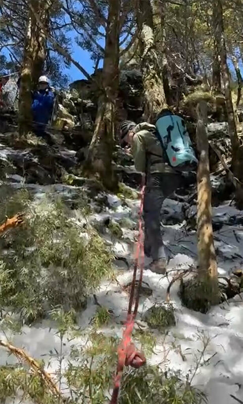 曾姓山友獨攀能高越嶺古道失聯，搜救人員21日晚間獲報，23日下午於深堀山下方溪溝尋獲其遺體。（消防提供）中央社記者鄭維真傳真 114年3月23日