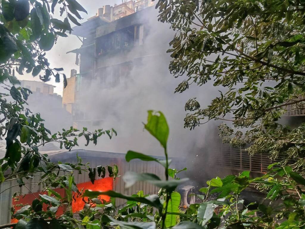 基隆市暖暖區源遠路一處民宅後方鐵皮屋23日下午起火燃燒，消防員抵達時，鐵皮屋已冒出大量濃煙竄出火舌，共有4間鐵皮屋受損，所幸屋內無人，沒有人員受傷。（讀者提供）中央社記者王朝鈺傳真  114年3月23日