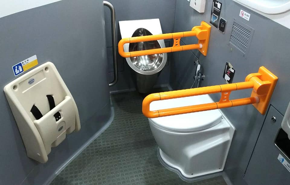 台鐵公司也於今日回應，經查是廁所馬桶溢水，已請車長排除，目前已恢復正常。 圖：翻攝自台鐵臉書