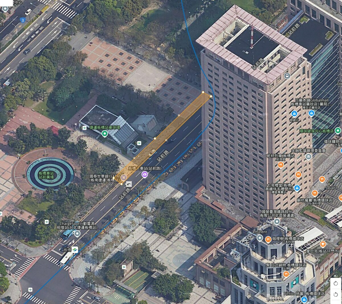 民眾黨宣稱23日宣講活動人數6000人，楊斯棓說明，現場只有鄰舞台之處才相對擁擠，算來四叉貓的估算，是遠比吳怡萱精準的。 圖：取自楊斯棓臉書