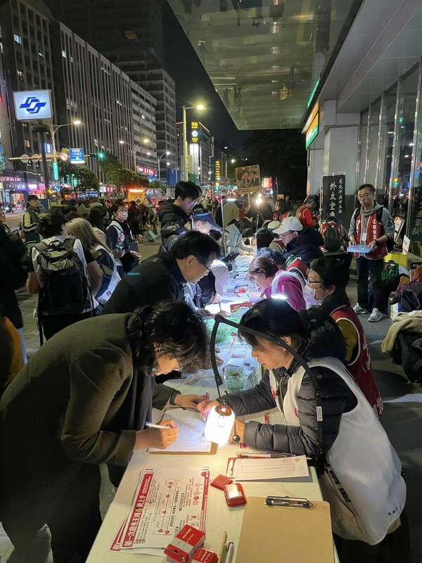 「山除薇害」團隊痛批國民黨以司法脅迫、混淆大眾對罷團公信力，為了捍衛台灣的民主與自由，他們不會因此退縮，並且與每一位用一筆一劃、認真寫好提議書的公民站在一起。 圖：取自「山除薇害—罷免王鴻薇」臉書（資料照）