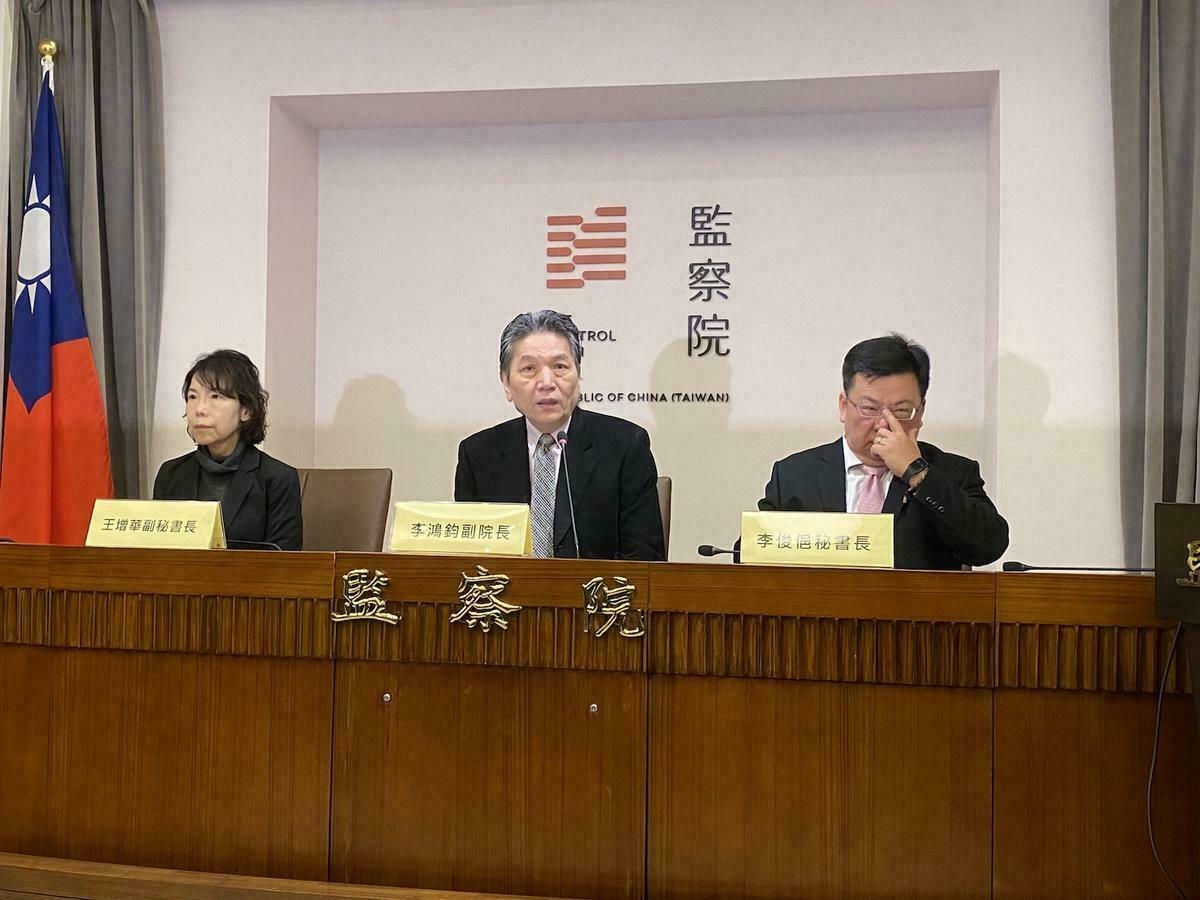 監察院3月18日由監察院副院長李鴻鈞(中)、秘書長李俊俋(右)、副秘書長王復華王增華舉行釋憲聲請記者會。 圖：林朝億/攝