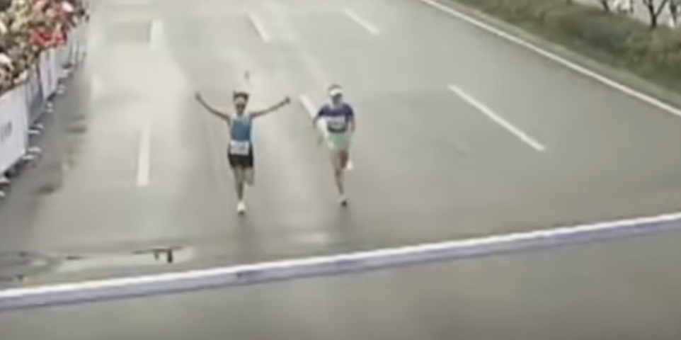 重慶半馬中，在最後一刻，原本領先的選手被超車。 圖：截自騰訊網/縱覽新聞