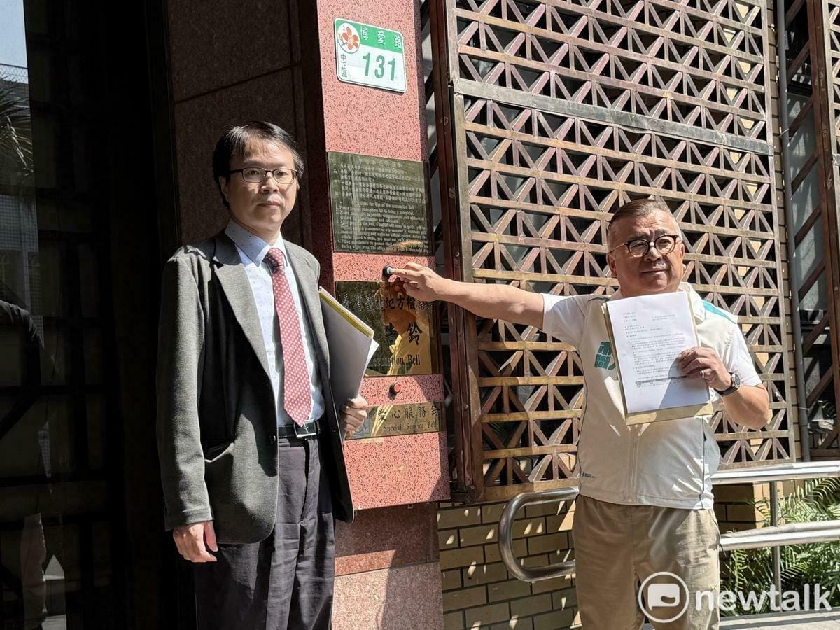 民進黨台北市議員劉耀仁（右）與醫師羅浚晅（左）日前到台北地檢署提告罷免綠委吳沛憶的罷免團體。 圖：周煊惠 / 攝（資料照）