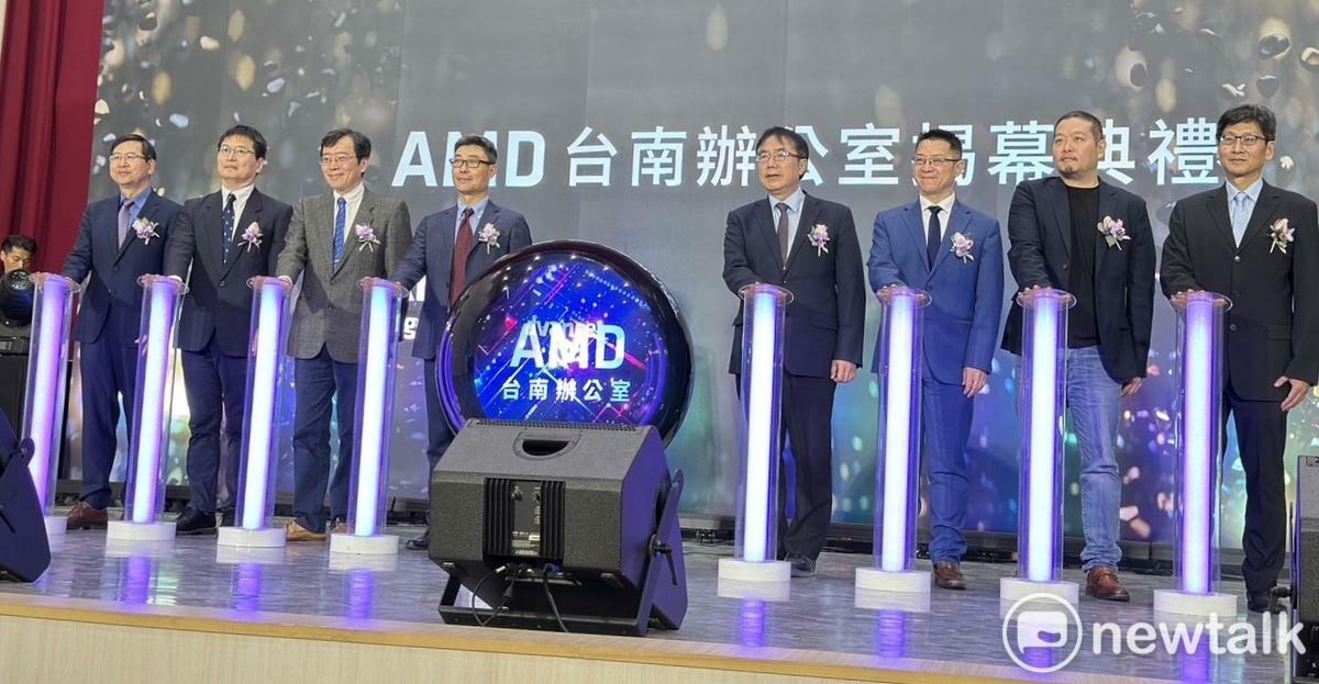 AMD今日舉辦台南辦公室揭幕儀式，由AMD台灣分公司總經理陳民皓主持，群創董事長洪進揚、成大資訊學院吳士駿院長及台南市長黃偉哲受邀出席。 圖：黃博郎／攝