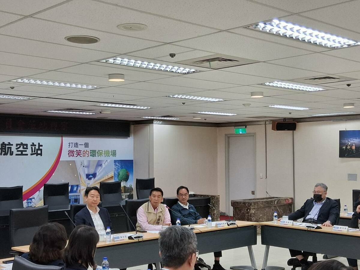 高雄機場新航廈建設進度引起各界關注，立法院交通委員會今（24）日考察「高雄國際航空站新航廈規劃辦理情形」，民航局表示，航廈主體工程亦已展開細部設計，預計116年動工。 圖：交通部／提供