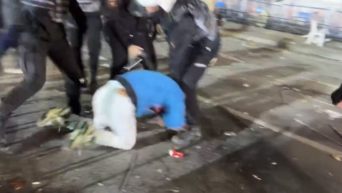 土耳其鎮暴警察毆打抗議民眾。 圖：翻攝自李老師不是你老師 X 帳號