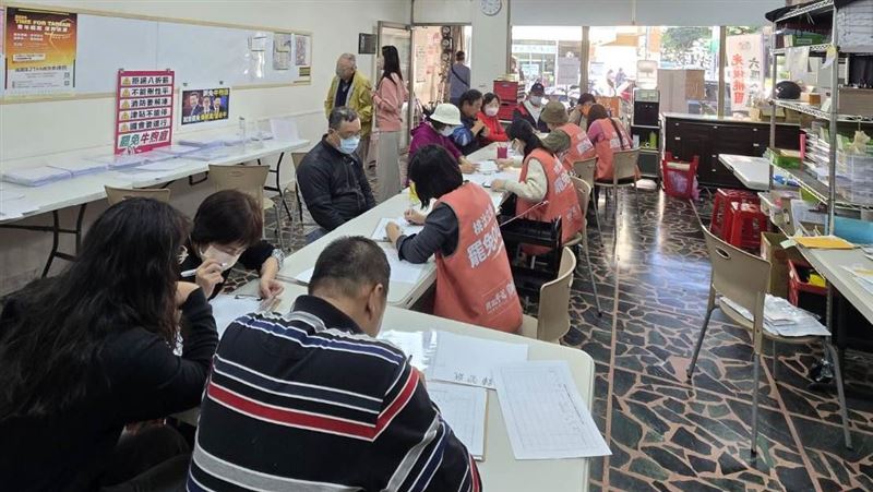 罷免國民黨立委牛煦庭團體「桃汰牛氓」24日宣布，二階段連署書件數已超過1萬7000份。 圖：淘汰牛氓團隊提供