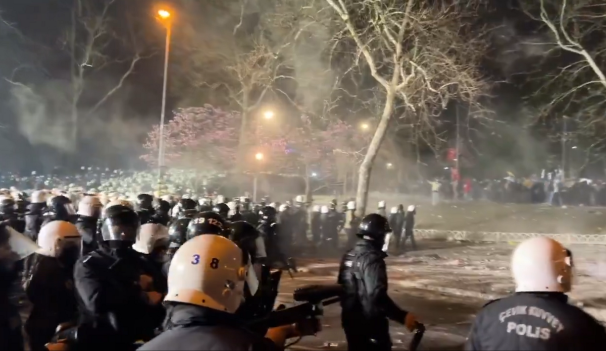 土耳其鎮暴警察向抗議民眾發射橡膠子彈。 圖：翻攝自頭條熱點 X 帳號