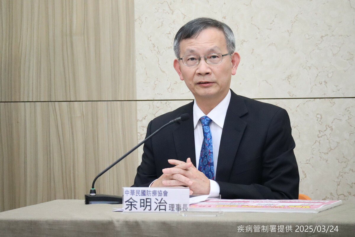 中華民國防癆協會理事長余明治表示，民眾如出現咳嗽超過兩週、胸痛、體重減輕或持續發燒等症狀，或發現胸部X光異常，應立即就醫檢查， 圖：疾管署 ／ 提供