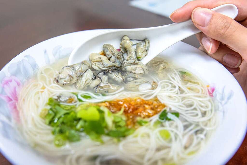 「千人剝蚵」挑戰結束後還會贈送每人一碗蚵仔麵線。 圖：金門鄉公所／提供