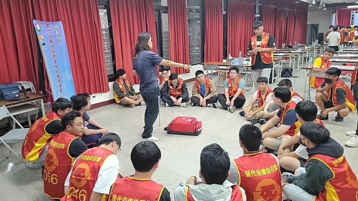 替代役備役役男實施初級救護員(EMT-1)繼續教育訓練。 圖：內政部提供