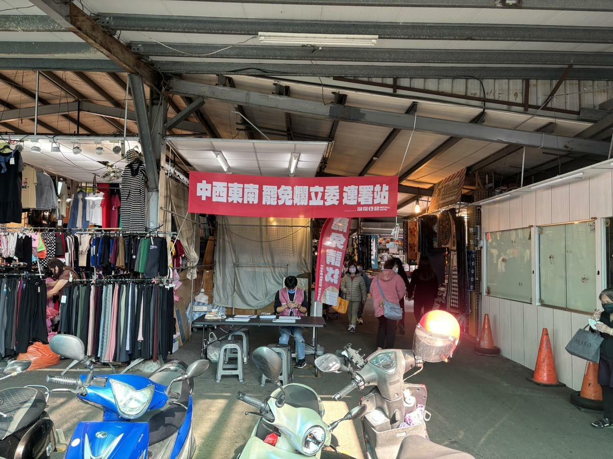 罷團敲羅行動在新光市場的攤位臨時遭退租，懷疑有惡勢力介入。 圖：敲羅行動/提供