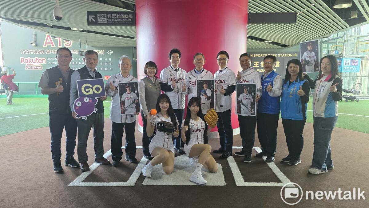 桃捷公司連續三年與樂天桃猿球團合作，推出「挺猿彩繪列車」，歡迎球迷踴躍搭乘為桃園主場應援。 圖：林昀真／攝