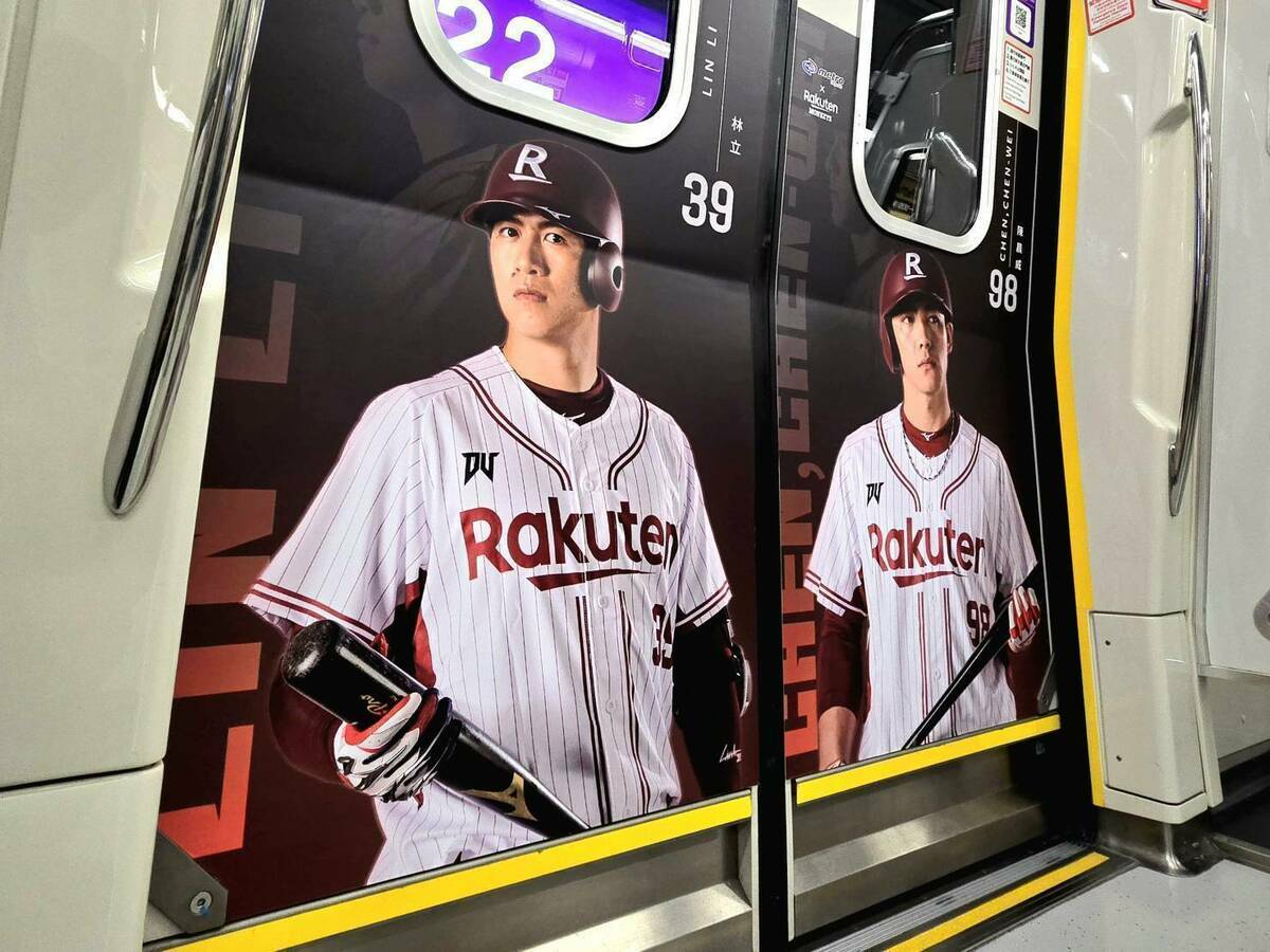 今年的「挺猿彩繪列車」由陳冠宇、黃子鵬、林立、陳晨威等4名12強棒球賽球星率領球員和樂天女孩一同出現在彩繪列車。 圖：桃捷公司／提供
