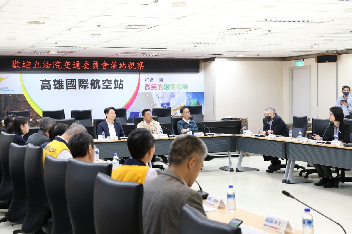 立法院交通委員會至高雄國際機場進行考察。 圖：李昆澤服務處/提供