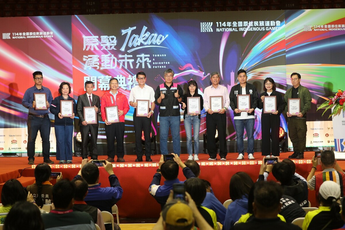 李懷仁(中)頒獎給企業贊助單位， 圖：高雄市運發局/提供