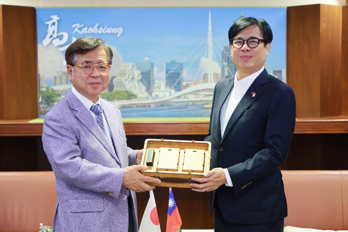 兼原信克(左)拜會陳其邁(右)交流國際情勢及經濟外交關係等議題。 圖：高雄市行國處/提供