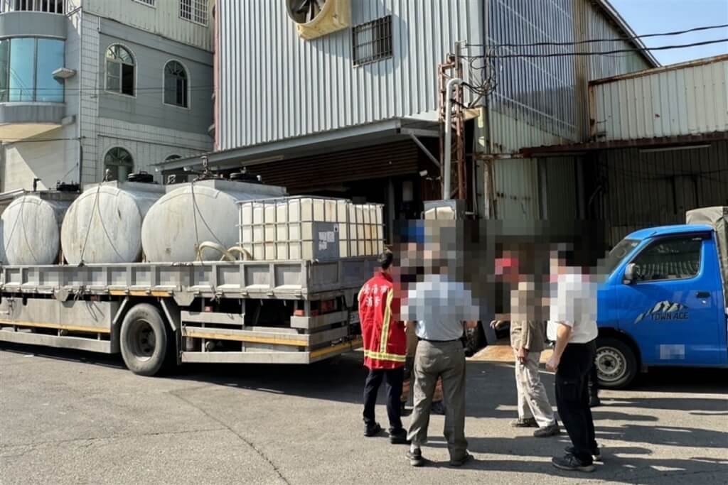台南市安定區一家電鍍工廠24日發生員工疑似誤將化學物品與漂白水混合，導致不明氣體逸散，11人出現吸入性嗆傷送醫，其中1人不治。（讀者提供）中央社記者楊思瑞台南傳真 114年3月24日