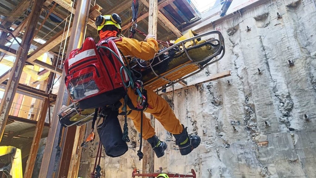 台中市北屯區一處建案工地武姓工人24日疑施工不慎跌落地下3樓，武男頭部外傷昏迷，消防局獲報派員前往，將傷者吊掛救出送醫。（民眾提供）中央社記者趙麗妍傳真  114年3月24日