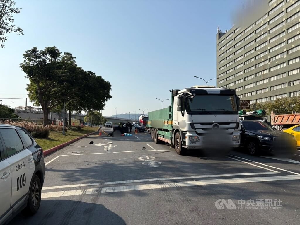 丁姓男子駕駛大貨車24日沿台北市北投區承德路7段北往南方向行駛時，右側車身不慎與施姓機車騎士碰撞，騎士倒地後當場傷重不治。（翻攝畫面）中央社記者劉建邦傳真  114年3月24日