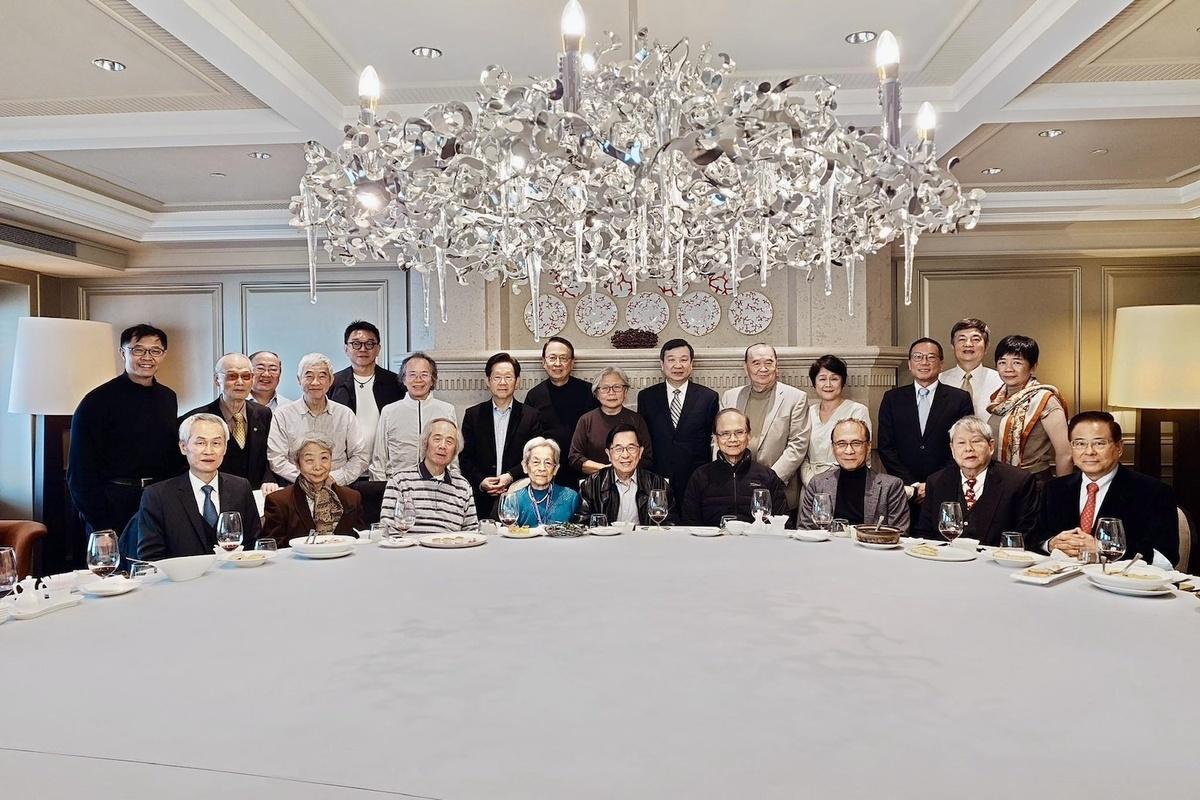 前總統陳水扁25日貼出1個月前與前市府團隊聚餐會面，剛辭世的前交通部長郭瑤琪就站在他正後方。 圖：陳水扁提供