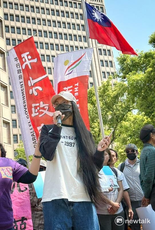 中配「亞亞」劉振亞今日偕同民間團體「台灣國際家庭互助協會」召開記者會控訴移民署處分不當。 圖：張良一/攝