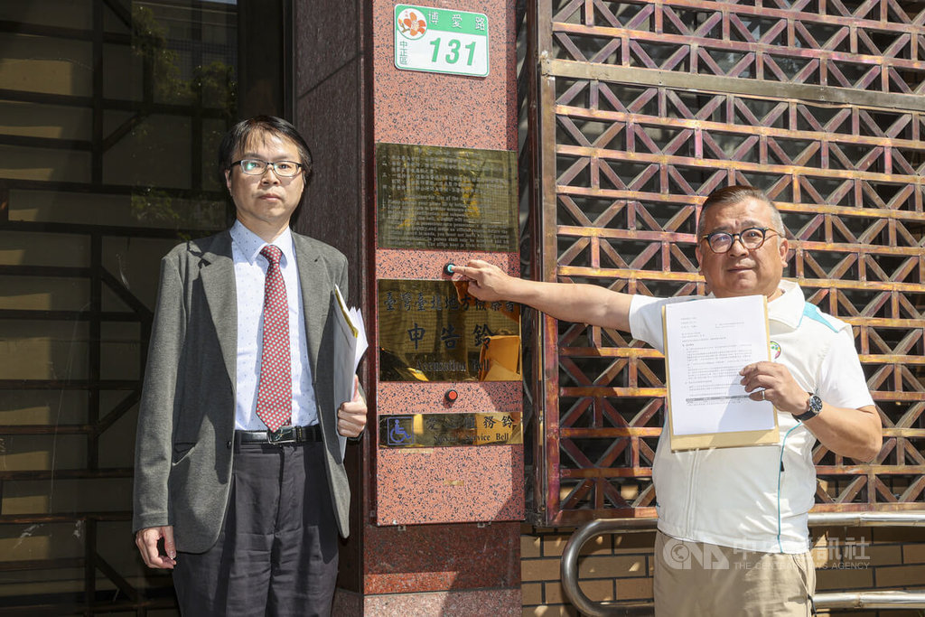 不滿台北市中正萬華罷免案「亡靈大軍連署」逾百人，民進黨台北市議員劉耀仁（右）、台灣醫師聯盟理事長羅浚晅（左）24日到台北地檢署按鈴告發國民黨涉嫌偽造文書及非法濫用個資，批評國民黨不要當民主的破口。中央社記者鄭清元攝  114年3月24日