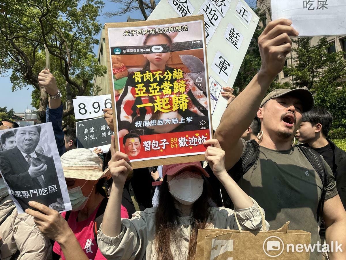 網紅八炯也號召群眾到亞亞開記者會現場聲援內政部。 圖：張良一/攝