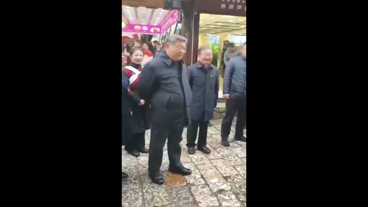 中國國家主席習近平近期前往貴州視察，但滿頭白髮的形象以及演講中談及可能因病退休的話題，吸引許多網友討論。 圖：擷取自 @HUAIQSB X 分享影片