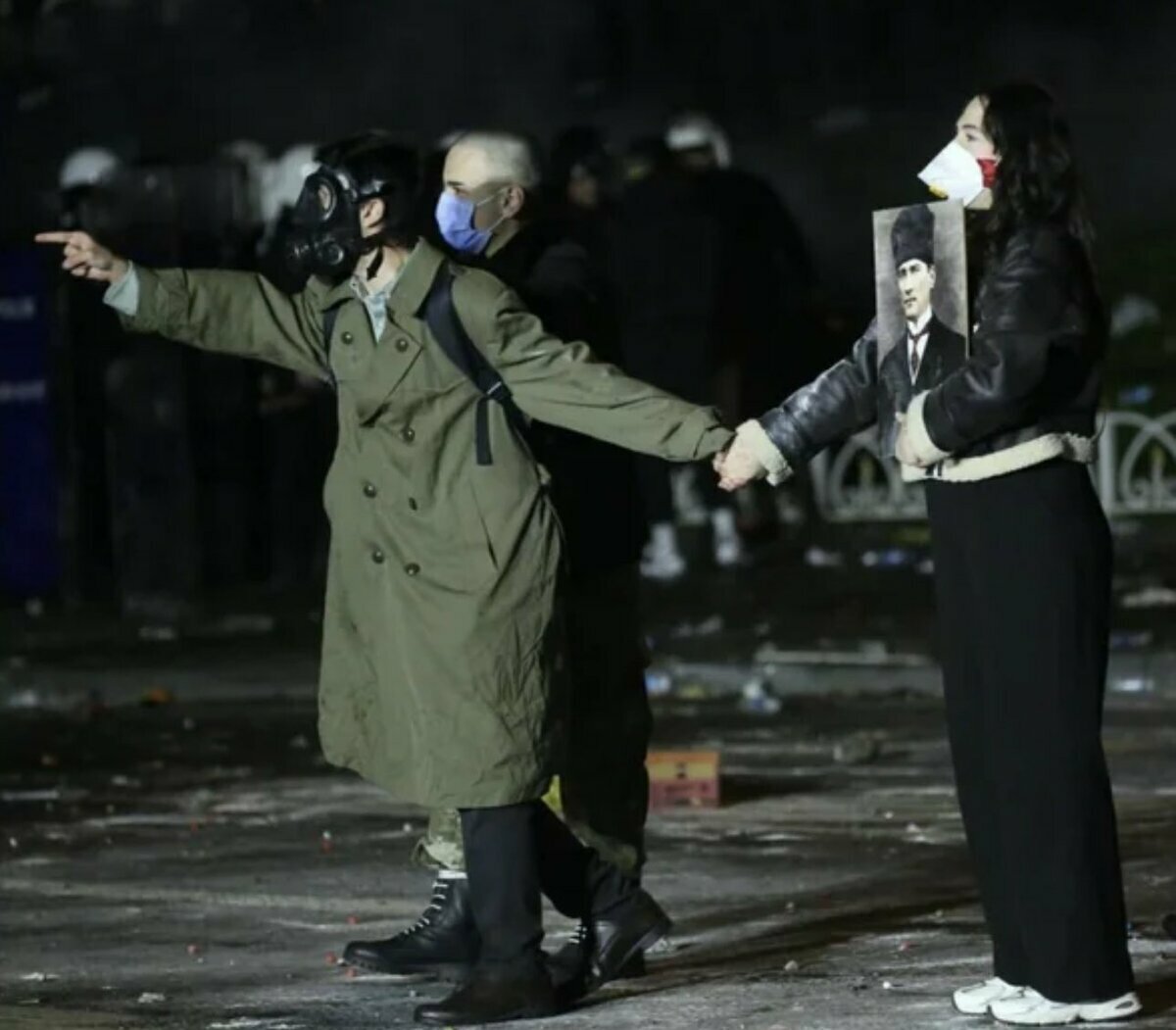 反艾爾段抗議者在土耳其街頭拿著土耳其國父凱末爾的肖像。 圖：截自「x」@visegrad24