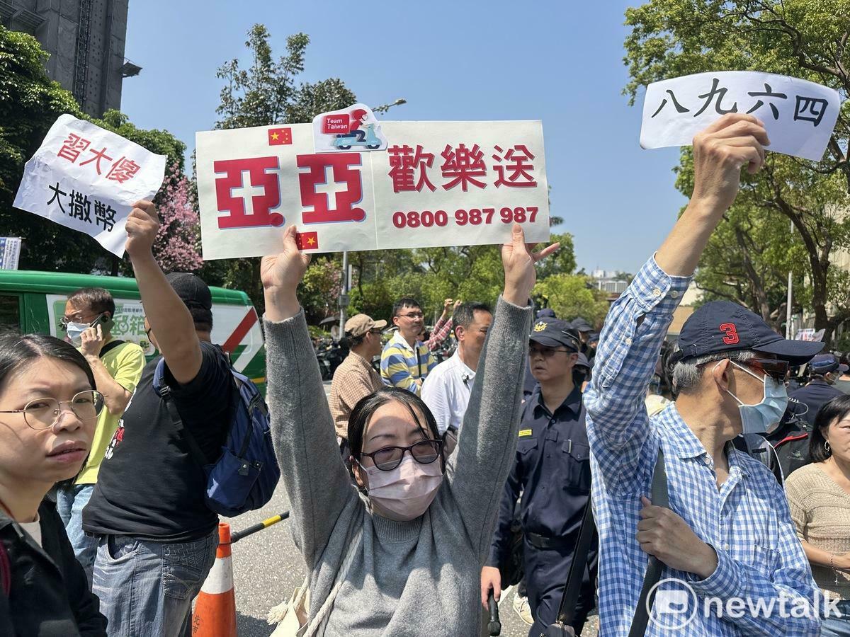 抗議亞亞民眾也高舉「歡送亞亞 終於如願」、「亞亞歡樂送」、「八九六四」等標語進行抗議。 圖：張良一/攝