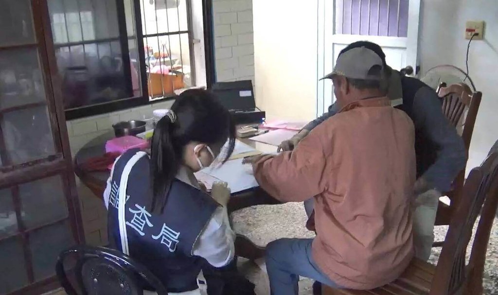 雲林縣口湖鄉農會王姓會員代表候選人欲尋求連任，2月涉向會員進行現金賄選，檢方獲報後執行搜索（圖），王男坦承行賄。檢方日前偵查終結，依農會法將王男提起公訴。 （檢方提供）中央社記者姜宜菁傳真  114年3月24日