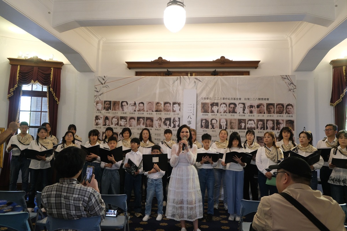 小百合（周玥綺）及桃音歌唱班、陳依芳演唱（奏）〈千風之歌〉、〈黃昏的故鄉〉、〈河邊春夢〉及〈補破網〉等歌曲撫慰家屬心靈，並以家屬、民眾獻花下完成追思紀念會。 圖：二二八基金會提供