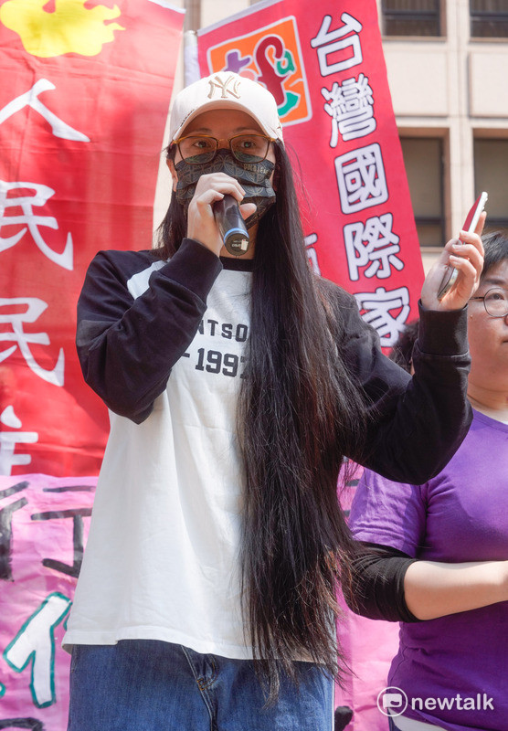 中配網紅「亞亞」劉振亞因涉武統言論遭內政部移民署取消依親居留並限期離境，今（25）天是主動離境的最後期限，但她在台灣國際家庭互助協會的陪同下，選擇赴內政部大樓門口前召開記者會訴求撤銷對她的行政處分。 圖：張良一/攝