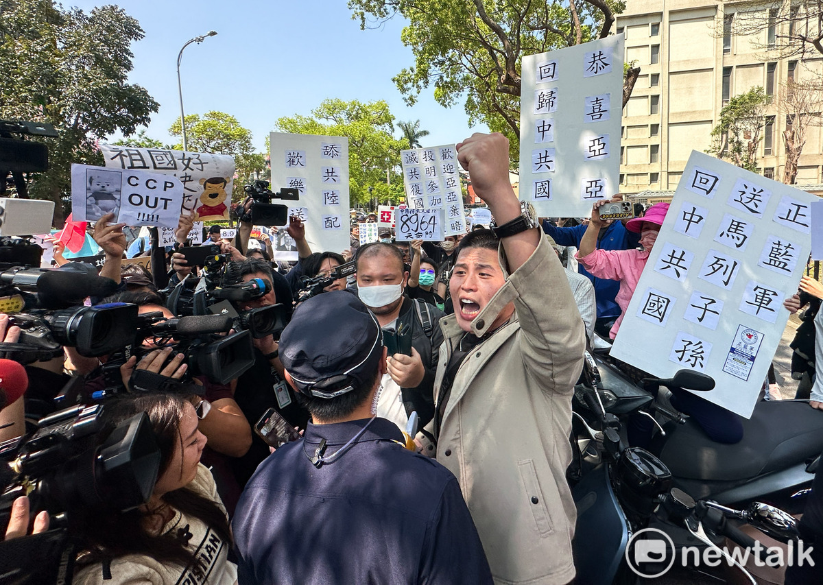 閩南狼率群眾赴亞亞記者會現場抗議。 圖：張良一/攝