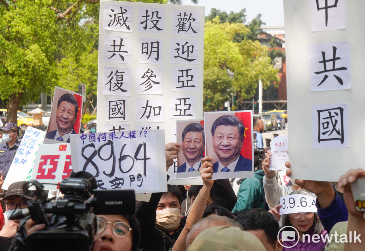中配網紅「亞亞」劉振亞今（25）日赴內政部開記者會，民眾手持8964等反共標語包圍亞亞。 圖：張良一/攝