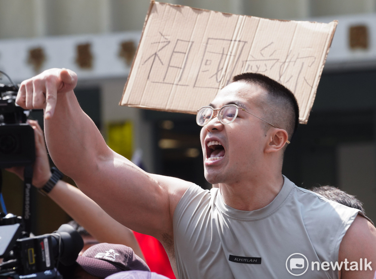 不少人因亞亞言論前往現場抗議。 圖：張良一/攝