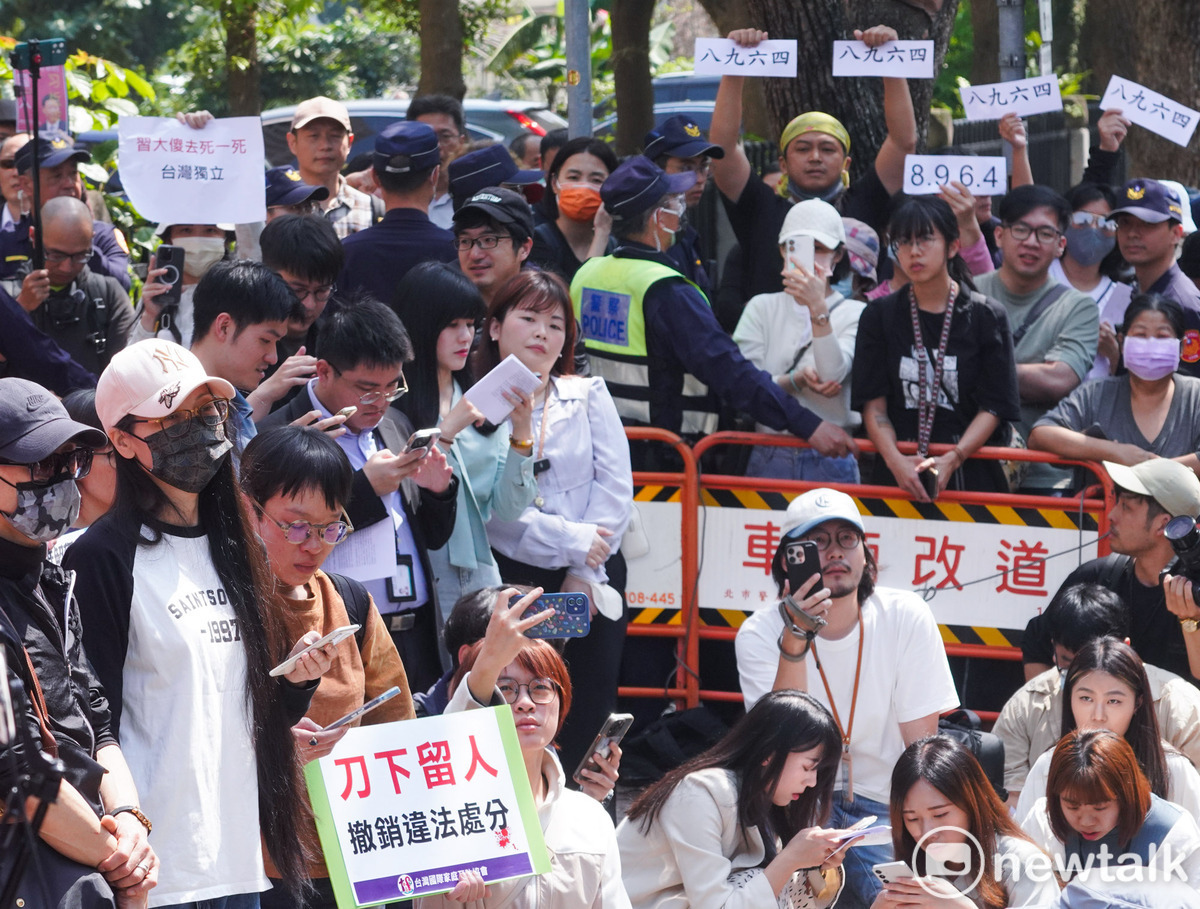 中配亞亞和他的先生在臺灣國際家庭互助協會的陪同下，在內政部前舉行記者會，抗議內政部並呼喊口號。 圖：張良一/攝