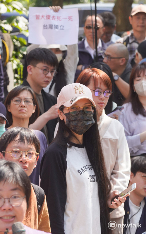 中配亞亞今在「台灣國際家庭互助協會」陪同下赴內政部開記者會。 圖：張良一/攝