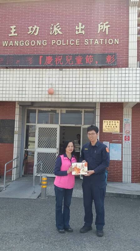 民主進步黨籍彰化縣議員賴清美日前駕車臨停派出所與員警發生爭執惹議，今（25）天情勢逆轉，賴清美上午帶著茶葉前往派出所，由於陳姓員警休假，由沈威志所長代表接受。 圖：擷自賴清美臉書