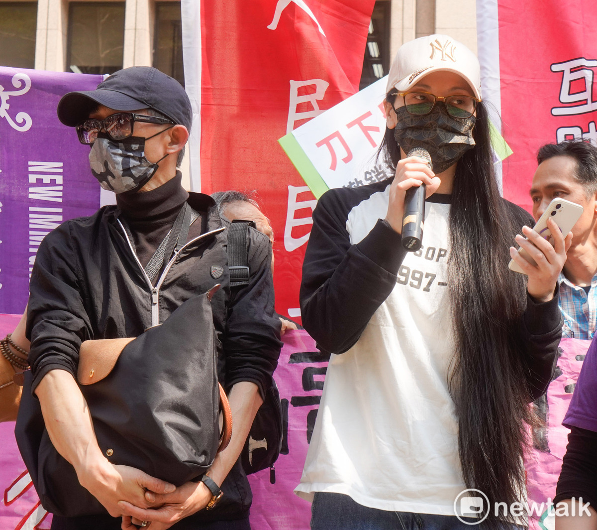 中配「亞亞」劉振亞在丈夫陪同下召開記者會控訴移民署處分不當。 圖：張良一/攝