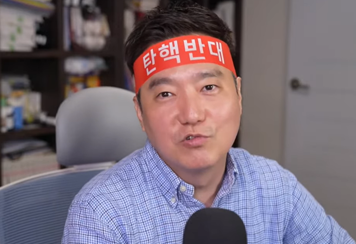 爭議頻道《橫豎研究所》主持人金世毅遭爆是媒體政界大亨之子，其父曾任MBC社長、國會議員，揭露其與極端論壇關係密切引質疑。 圖：翻攝自橫豎研究所YT頻道