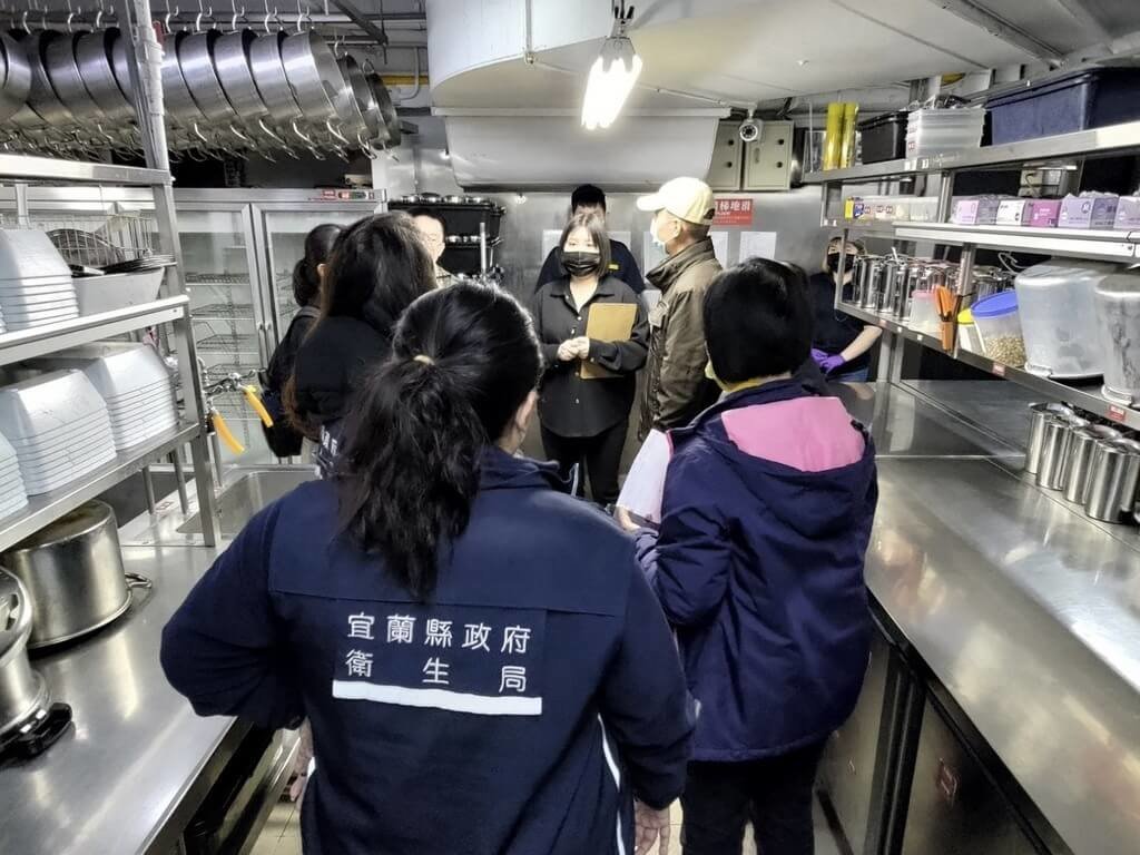 某知名連鎖火鍋店在宜蘭羅東展店試營運，發生疑似食物中毒案。圖為宜蘭縣衛生局派員調查環境。（宜蘭縣衛生局提供）