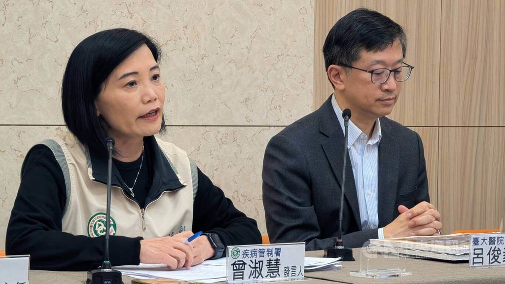 衛福部疾管署發言人曾淑慧（左）25日在例行疫報公布宜蘭火鍋店疑似食物中毒案採檢結果，共採檢17個檢體，其中陽性個案包含5名發病民眾及5名廚師，均檢出諾羅病毒。中央社記者曾以寧攝 114年3月25日
